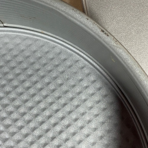 10 1/2” Spring Form Cake Pan with 5 interchangeable bottom designs - Picture 8 of 10